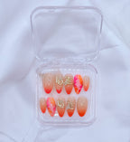Press on nails Sunset Love – dégradé orange et rose, bijoux dorés, sur mesure