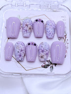 Press on nails Wisteriac – forme coffin, violet lilas, motifs floraux et strass, sur mesure