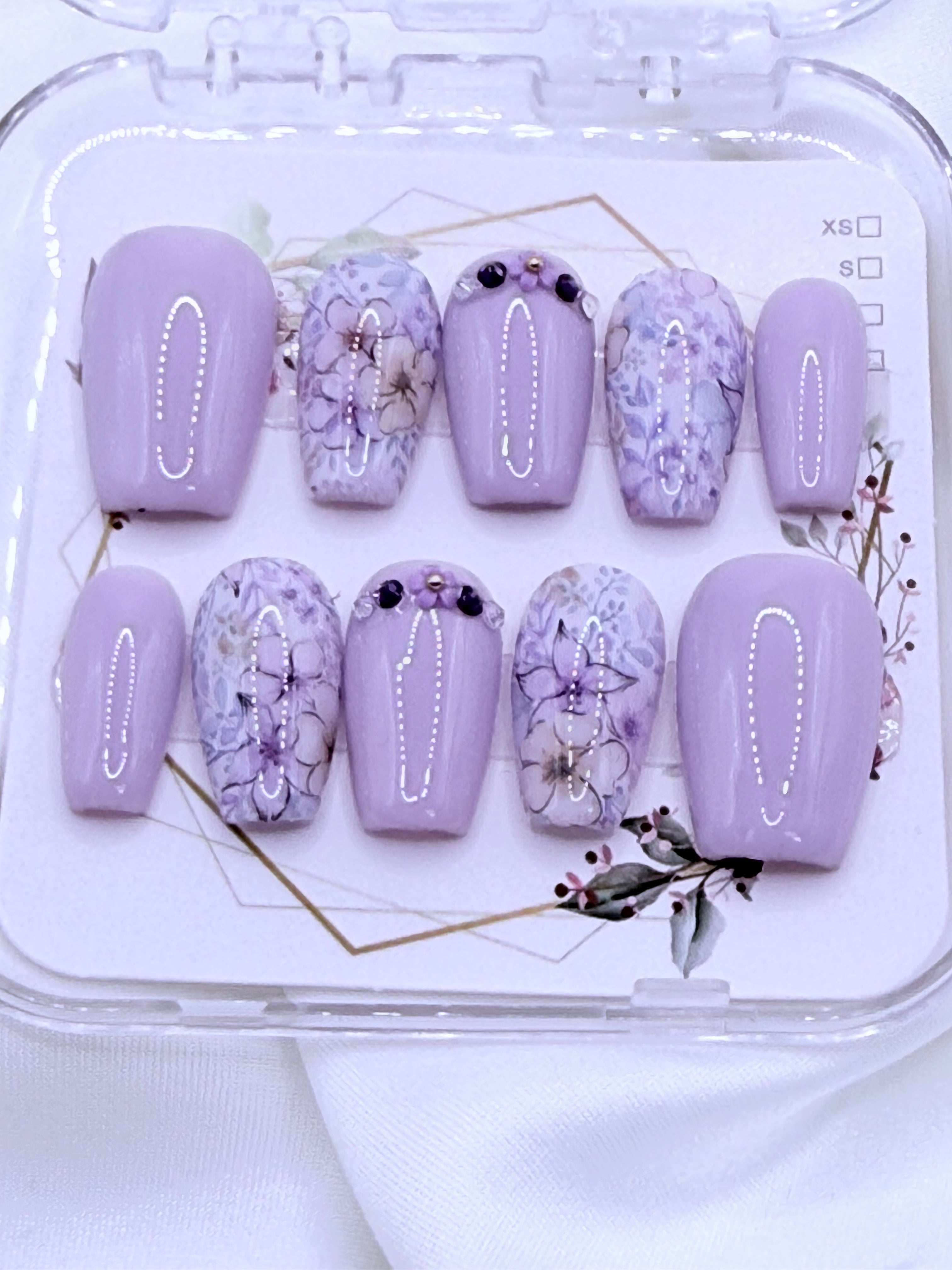 Press on nails Wisteriac – forme coffin, violet lilas, motifs floraux et strass, sur mesure