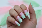 Tendresse - ongles press-on dégradé menthe rose sur mains