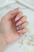Main féminine ongles magnétiques