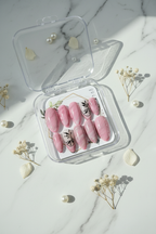 Set magnétique sur marbre blanc